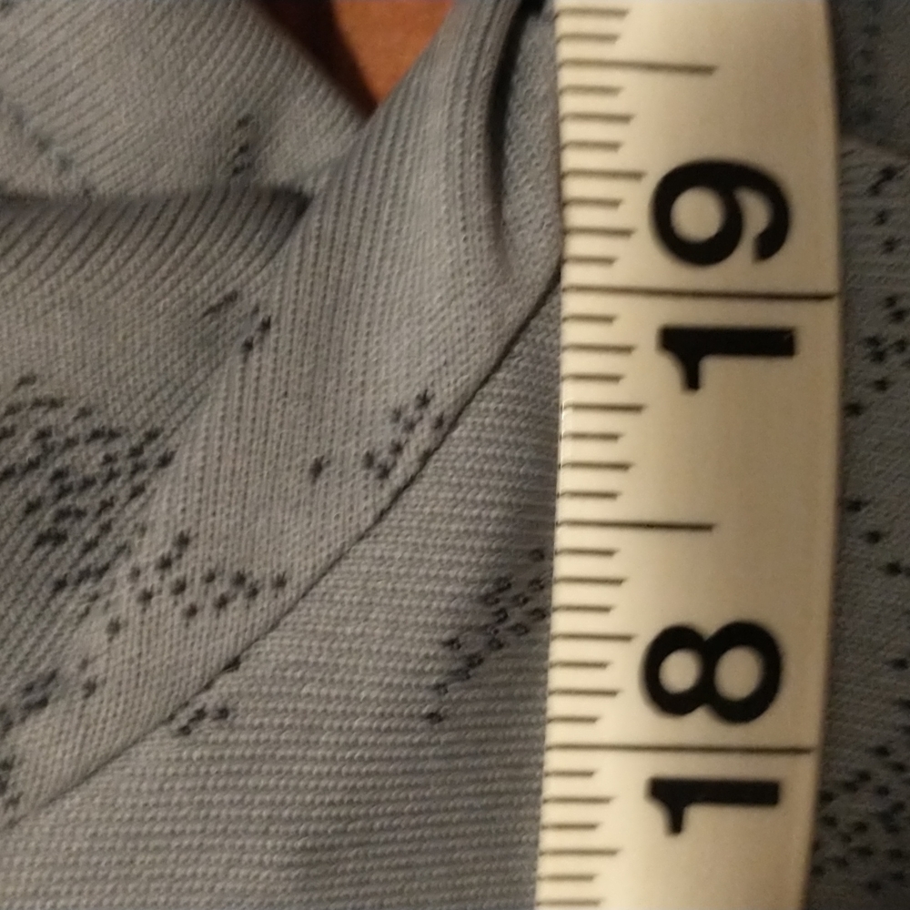 Under Armour women's size M short-sleeved heatgear shirt - Picture 6 of 9